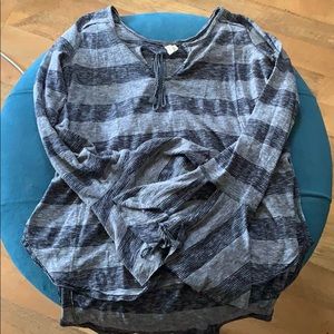 Bell-sleeved tunic.